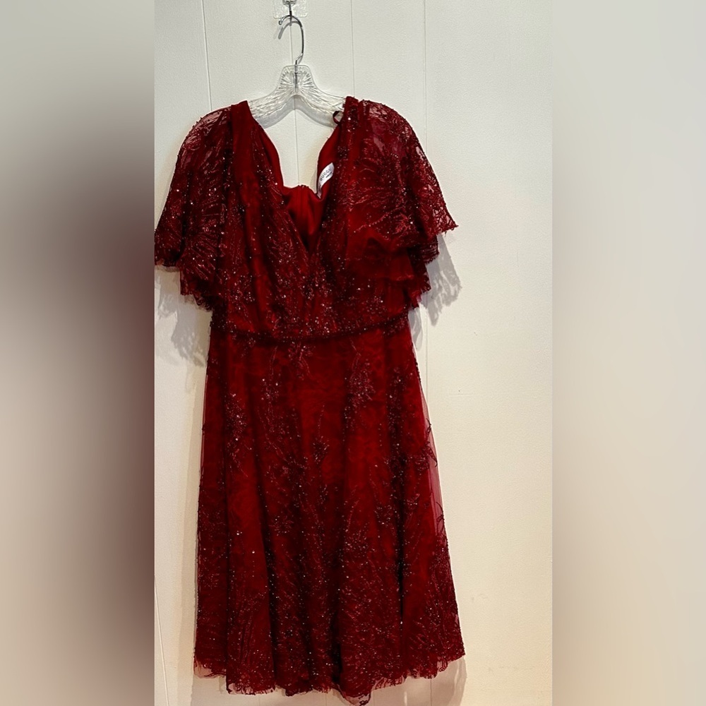 Mac Duggal Fabulouss Plus 20W Burgundy Lace Embroidered Butterfly Sleeve Dress - Picture 5 of 8